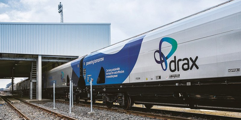Drax товарен влак, превозващ устойчива биомаса за рентабилна възобновяема енергия