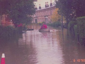 Rettung der Anwohner während der Überschwemmung 1990