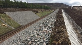 Bau von Böschungs- und Entwässerungsanlagen in Schottland