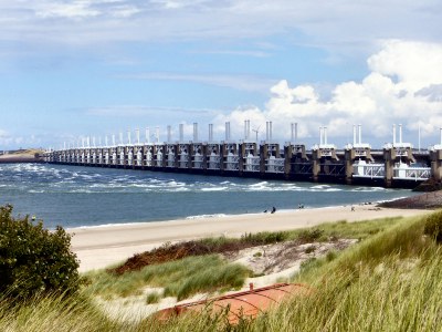 Storm surge gates and flood barriers