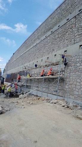 Construcción del muro de retención en la vía del corredor modernizado