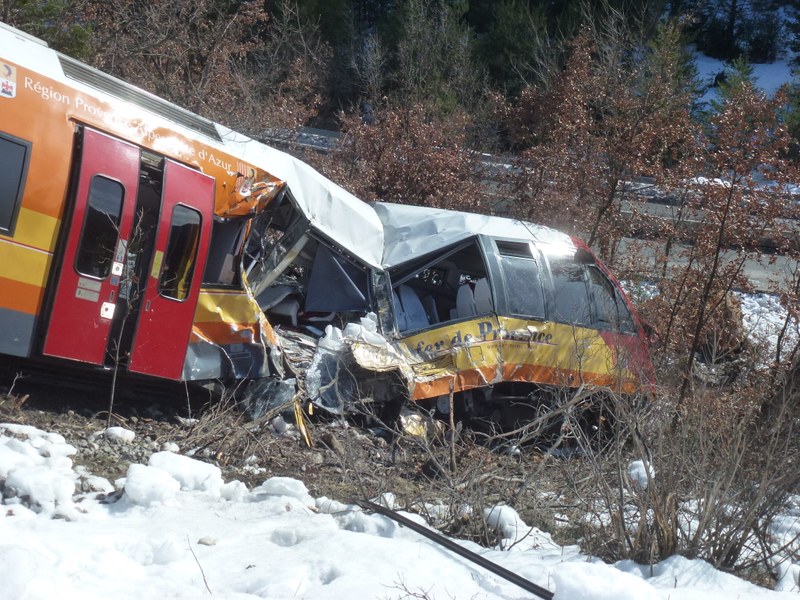 Ferrovia danneggiata da una roccia