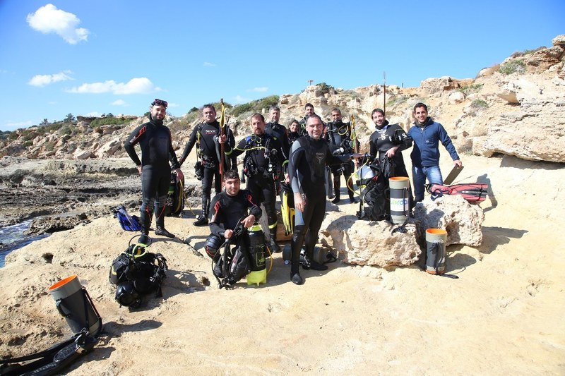 Squadre di intervento per la rimozione pronte per avviare l'operazione di rimozione del pesce piatto