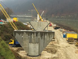 Budowa nowego mostu kolejowego przez rzekę Váh