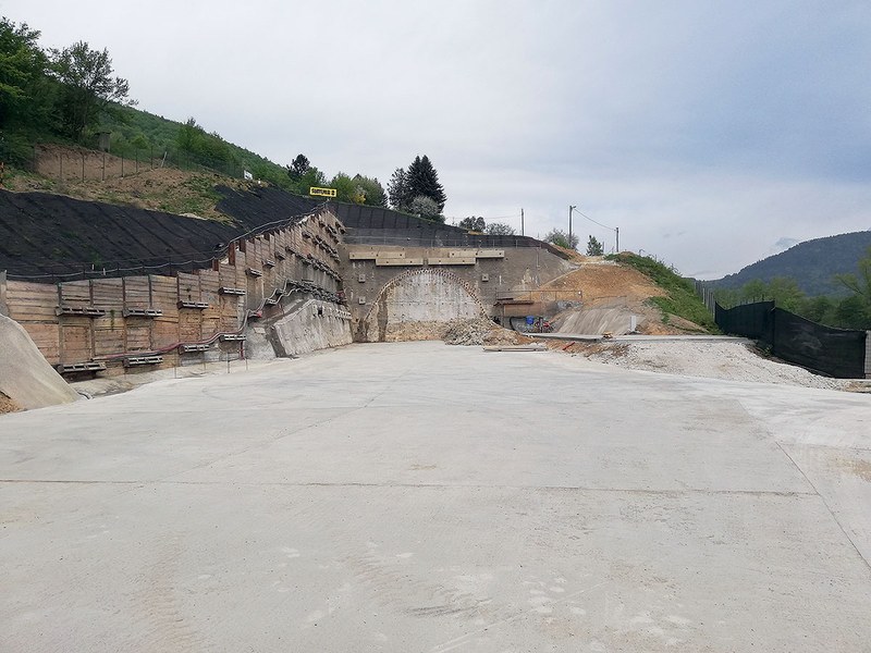 Portal tunelu Milochov