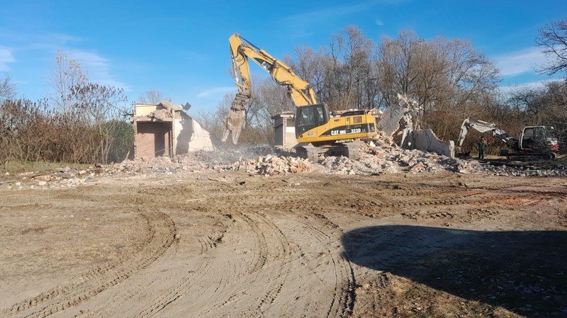 Demolarea unei clădiri aflate în pericol în municipalitatea Lombriasco (TO)