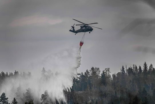 En brandhelikopter från Myndigheten för samhällsskydd och beredskap
